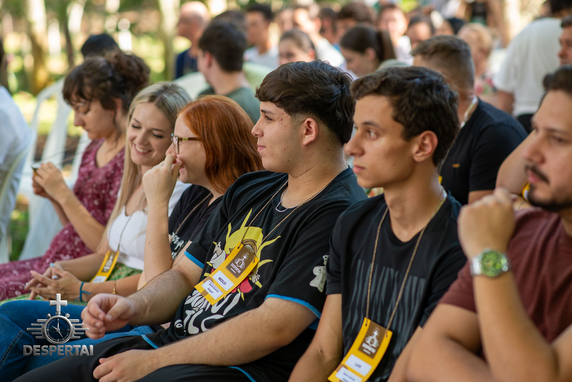 Jovens atentos durante as catequeses ao ar livre