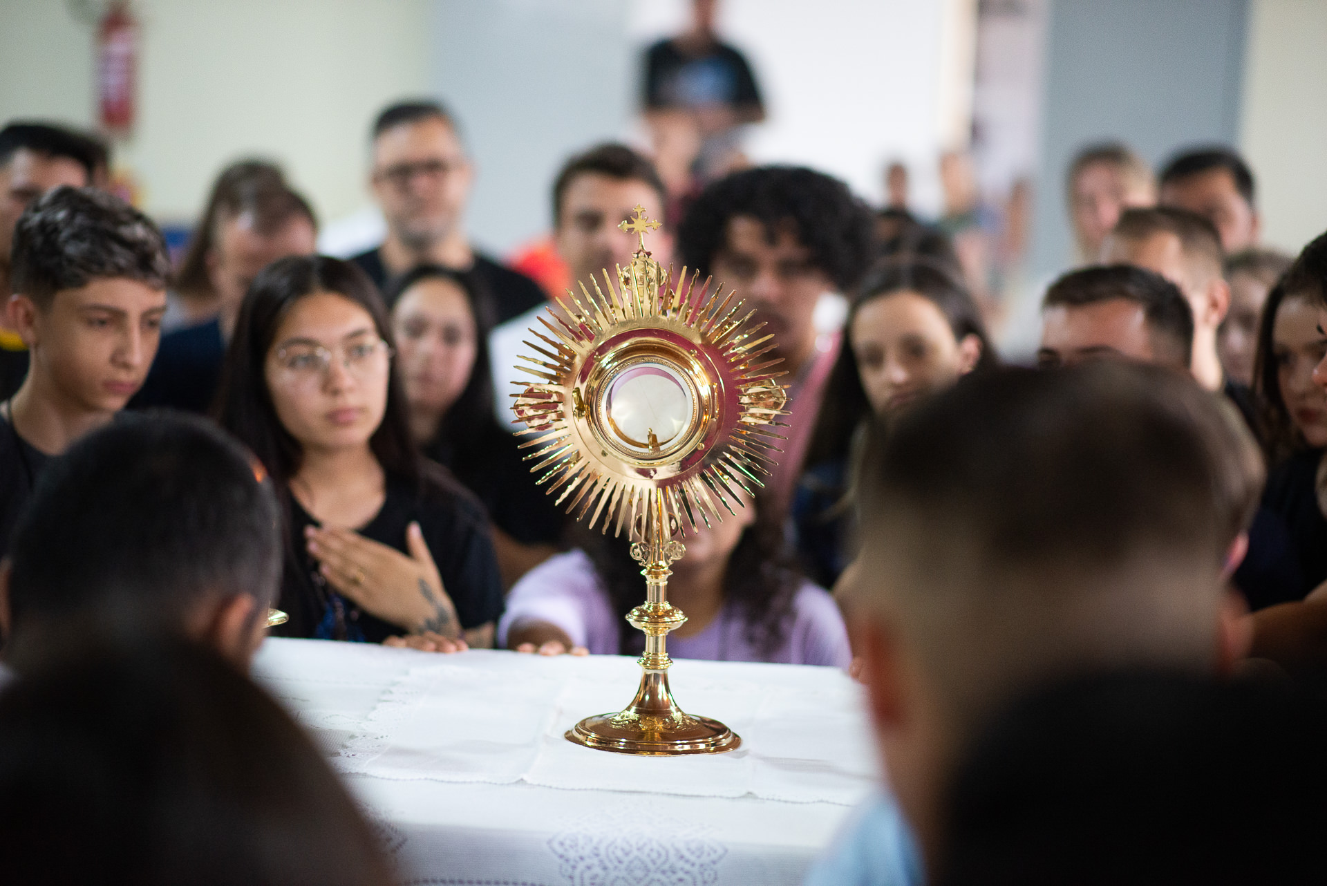 Adoração Eucarística — momento de silêncio diante de Cristo