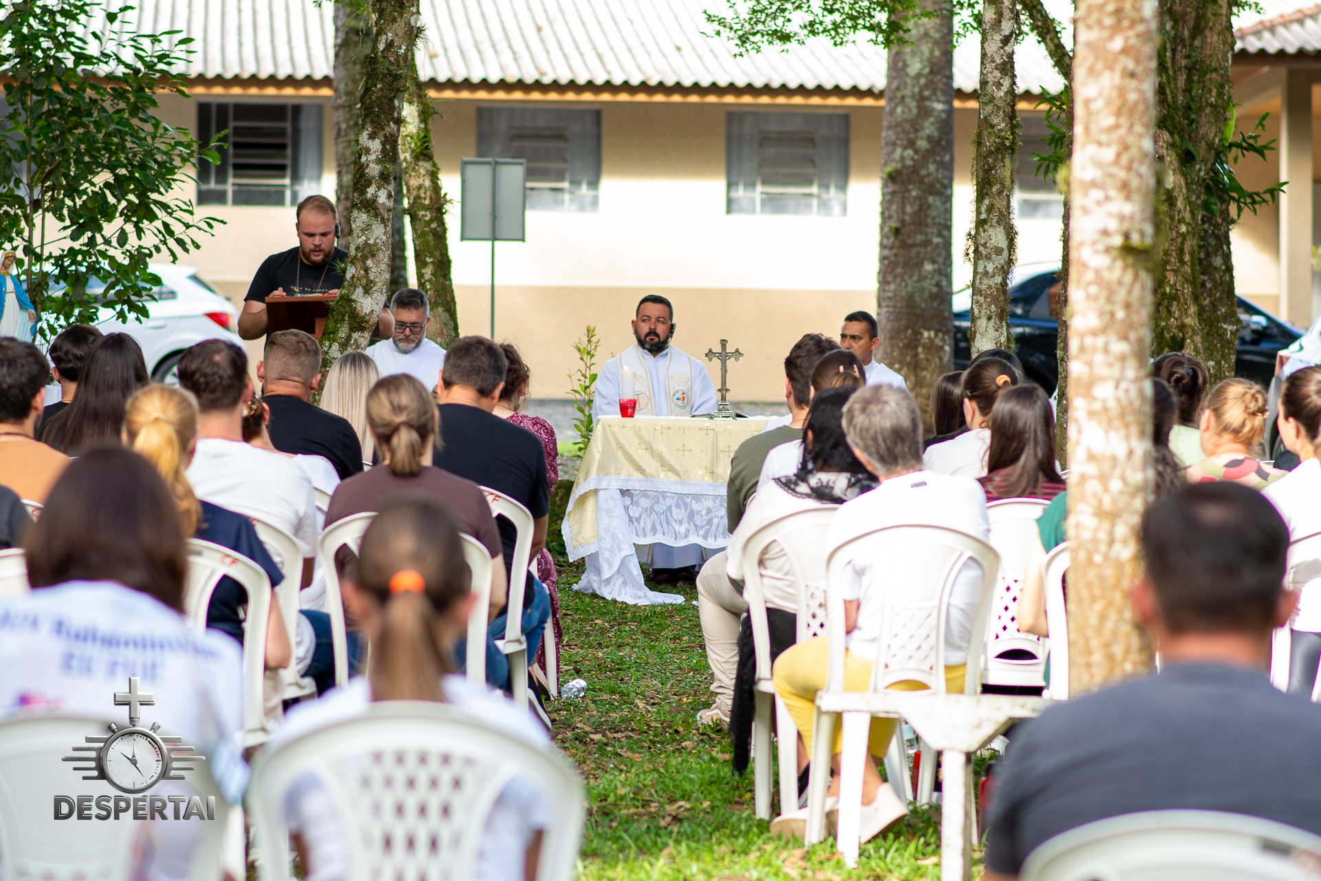 Santa Missa celebrada ao ar livre, entre as árvores