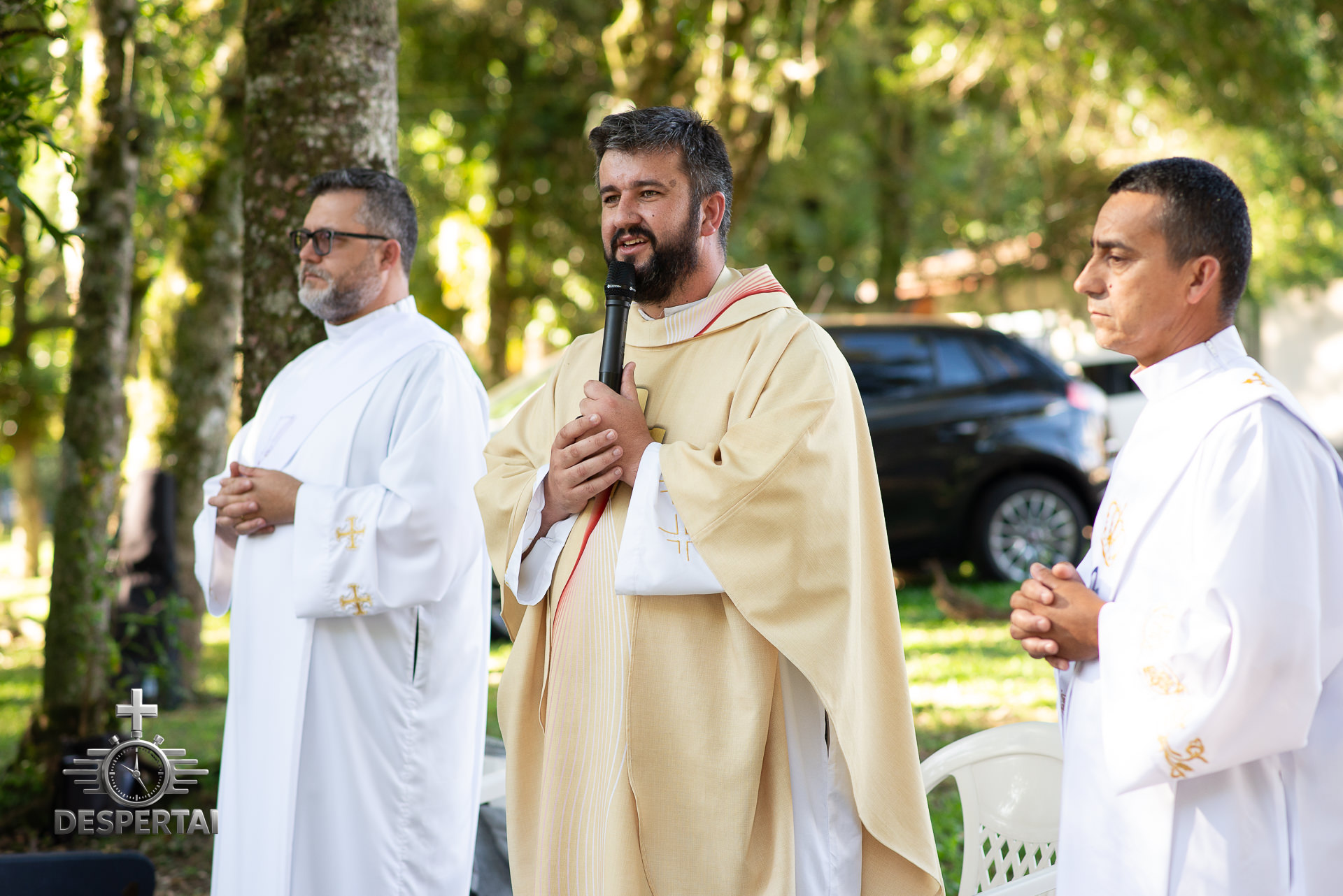 Sacerdotes em oração antes da celebração